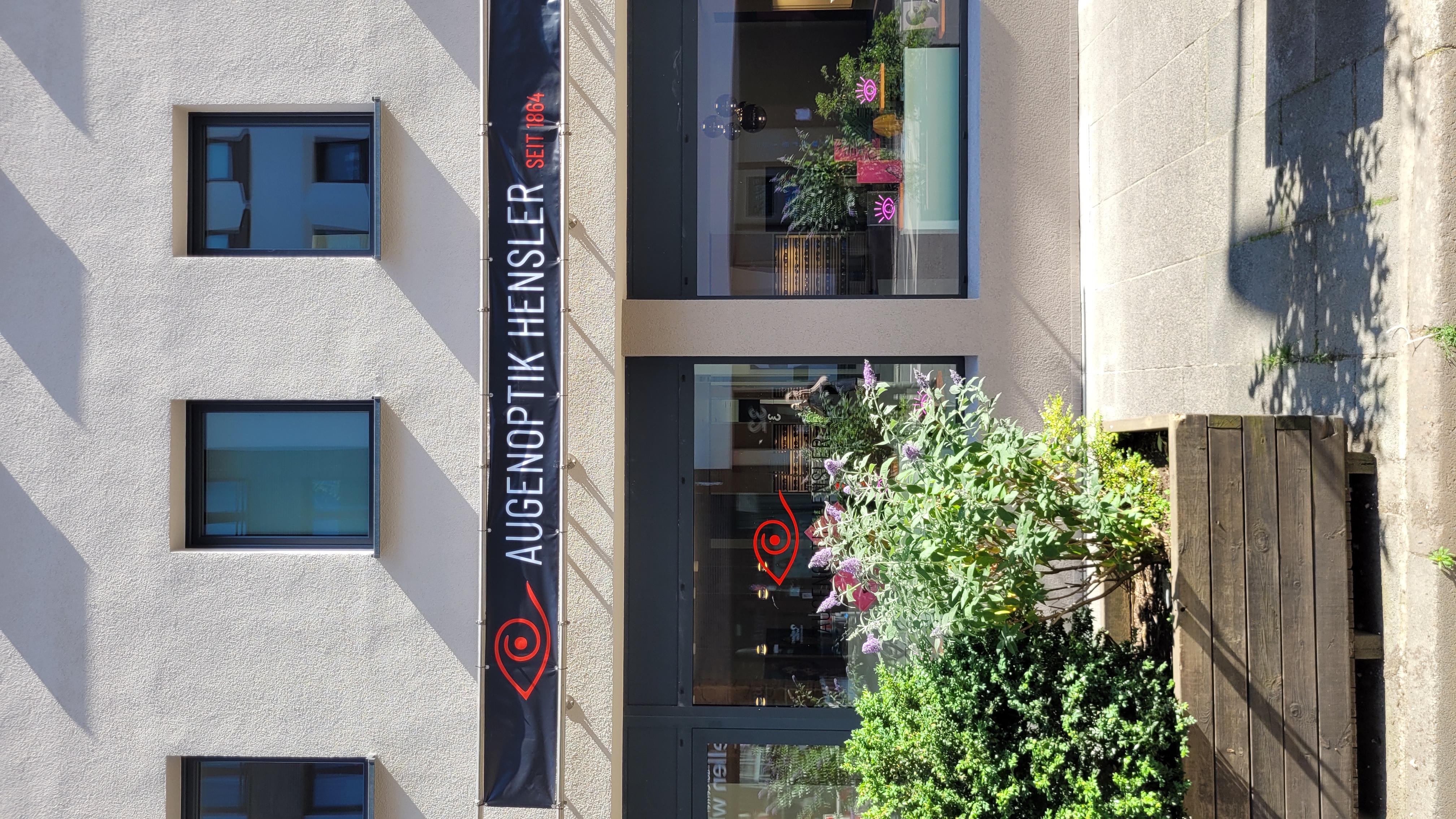 Die Fassade von Augenoptik Hensler nach dem Umbau