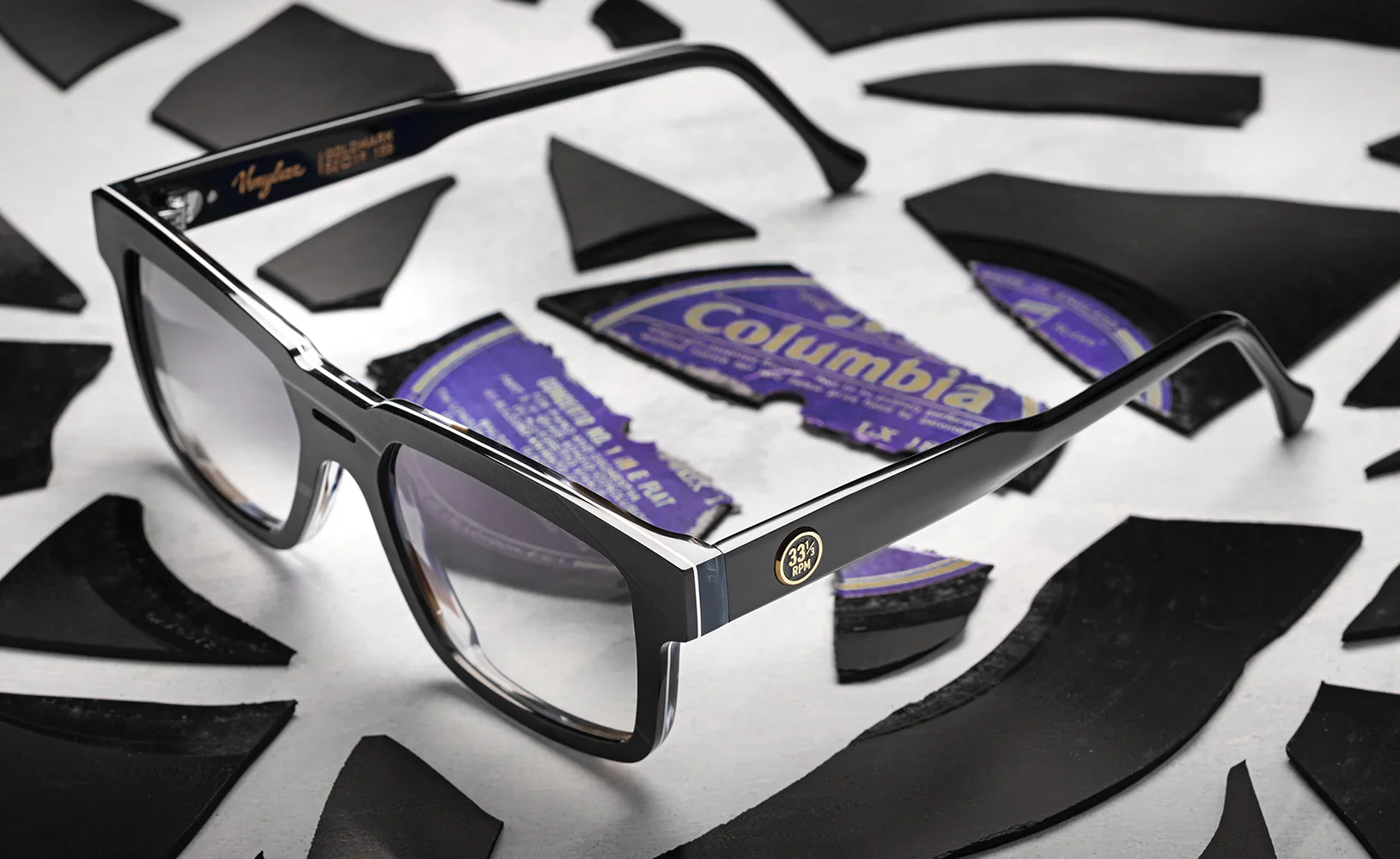 Brillenmodell Columbia von Vinylize, das auf einer zerbrochenen Schallplatte liegt