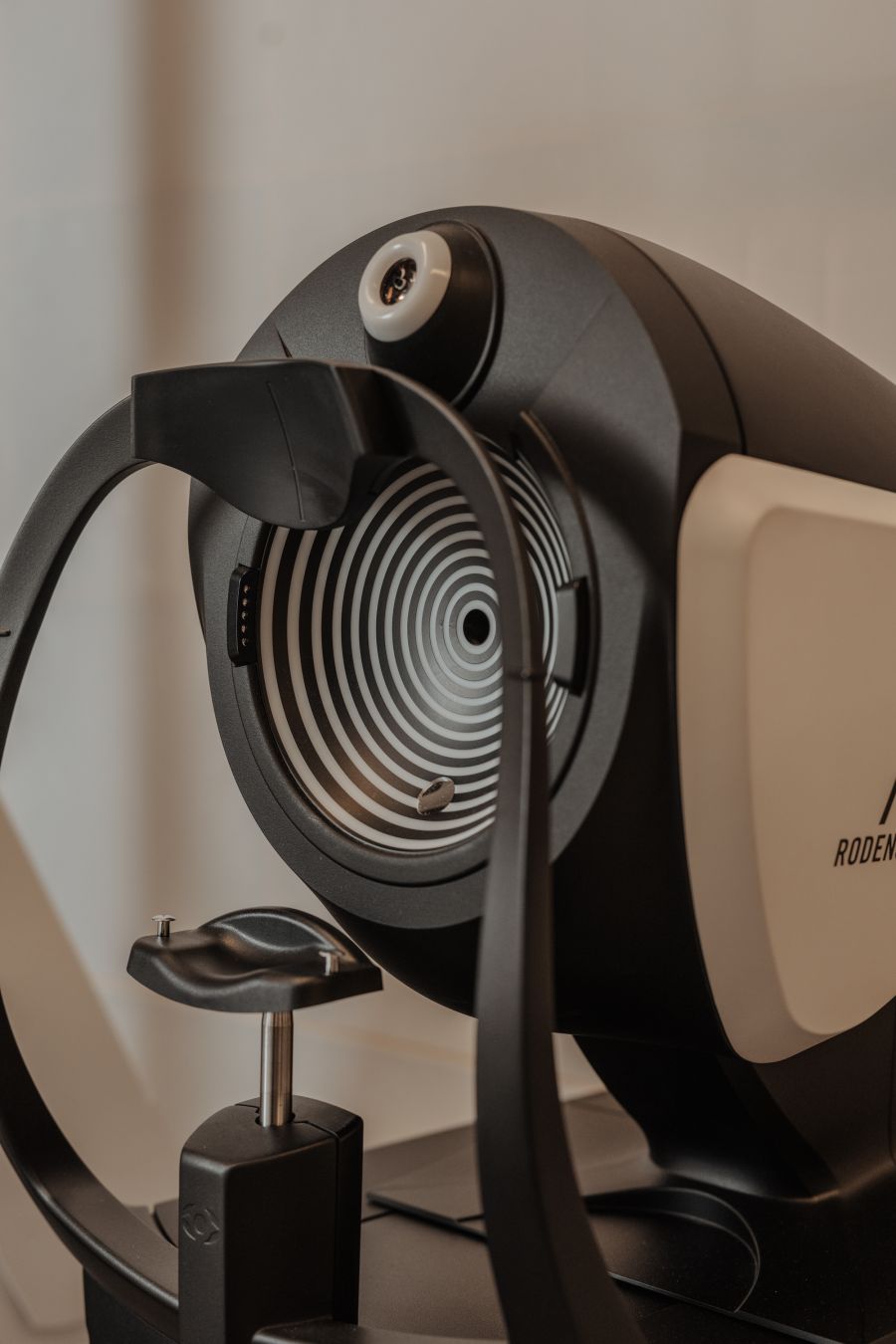 Gerät zur elektronischen Vermessung der Augengeometrie bei Augenoptik Hensler