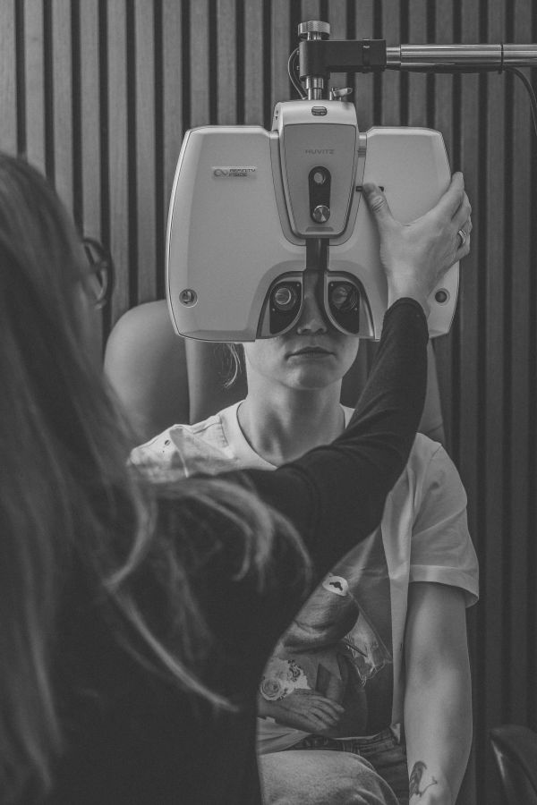 Sehtest mit modernsten Geräten für die bestimmung der optimalen Brillengläser