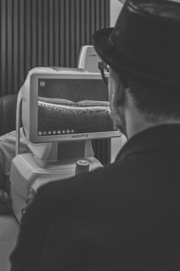 Optometrisches Messgerät zur präzisen Augenanalyse bei Augenoptik Hensler