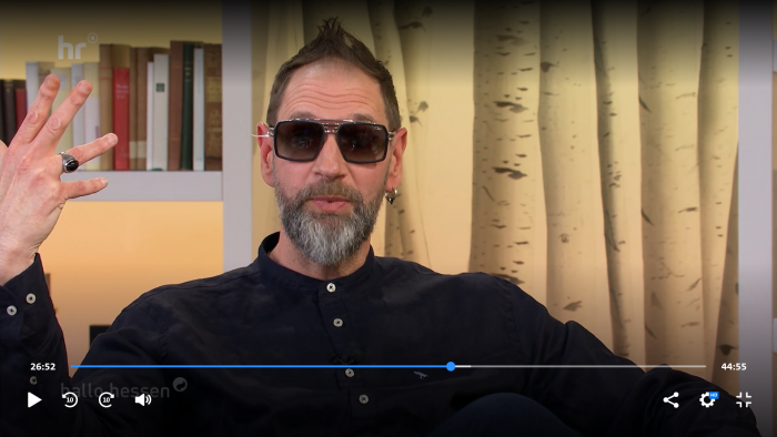 Augenoptikermeister Martin Lohr im Fernsehstudio bei "Hallo Hessen"