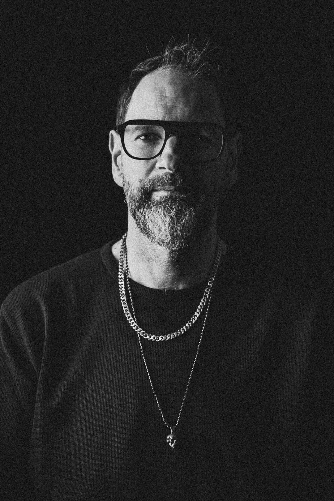 Martin Lohr, Optometrist und Augenoptikermeister, ernst vor neutralem Hintergrund