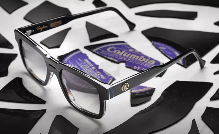 Brillenmodell Columbia von Vinylize, das auf einer zerbrochenen Schallplatte liegt