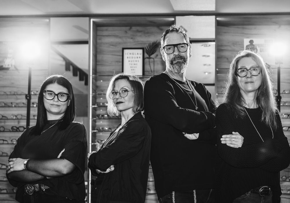 Moderne Beleuchtung für eine entspannte Brillenauswahl bei Augenoptik Hensler
