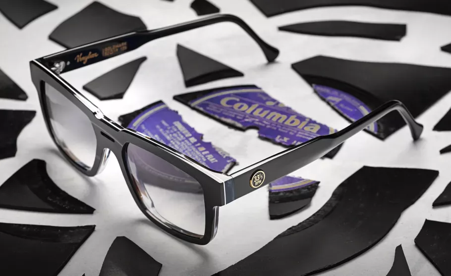 Brillenmodell Columbia von Vinylize, das auf einer zerbrochenen Schallplatte liegt
