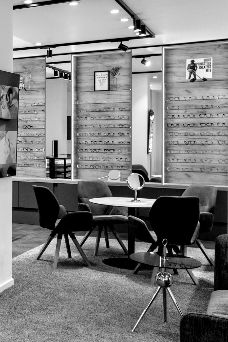 Modern eingerichtetes Optikstudio mit stilvoller Brillenpräsentation und Wohlfühlambiente