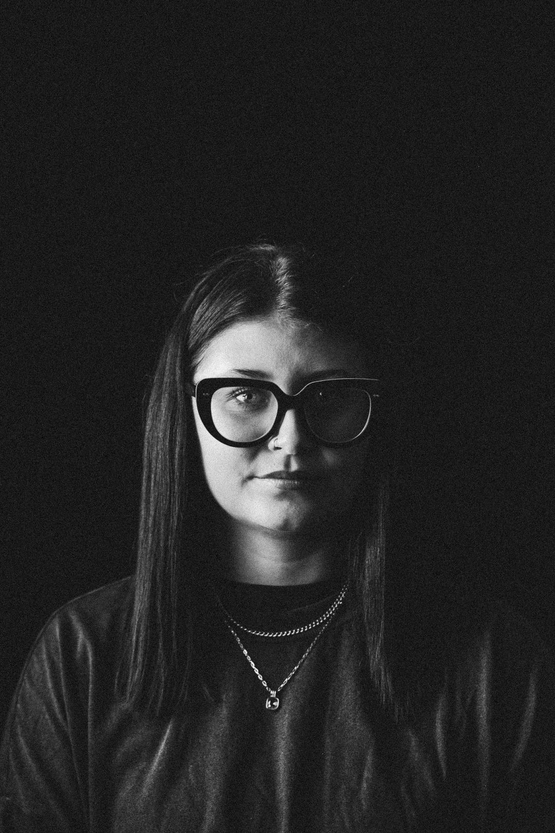 Luisa Martin, Augenoptikermeisterin, ernst vor neutralem Hintergrund