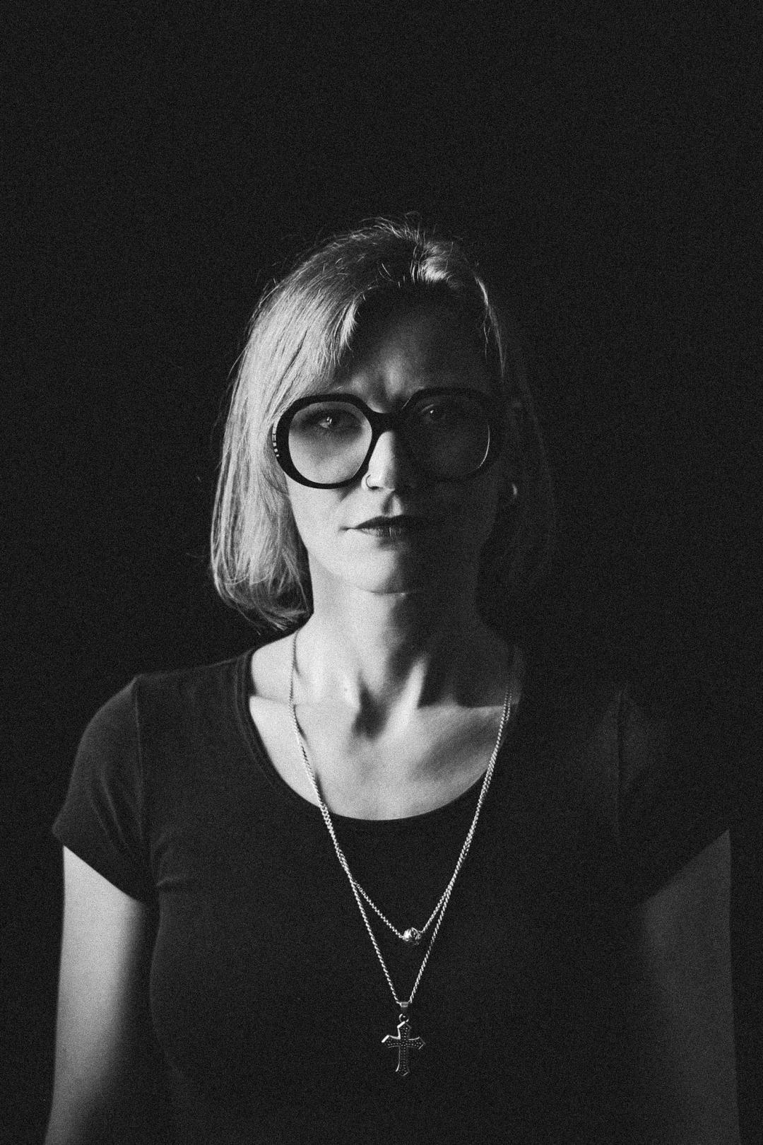 Verena Lerch, Inhaberin und Augenoptikermeisterin von Augenoptik Hensler, blickt selbstbewusst in die Kamera