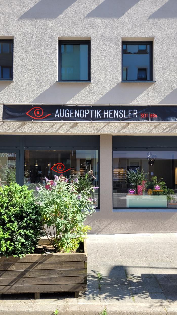 Die Fassade von Augenoptik Hensler nach dem Umbau